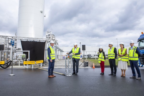 Koning Willem-Alexander opent eerste Nederlandse bio-LNG-installatie